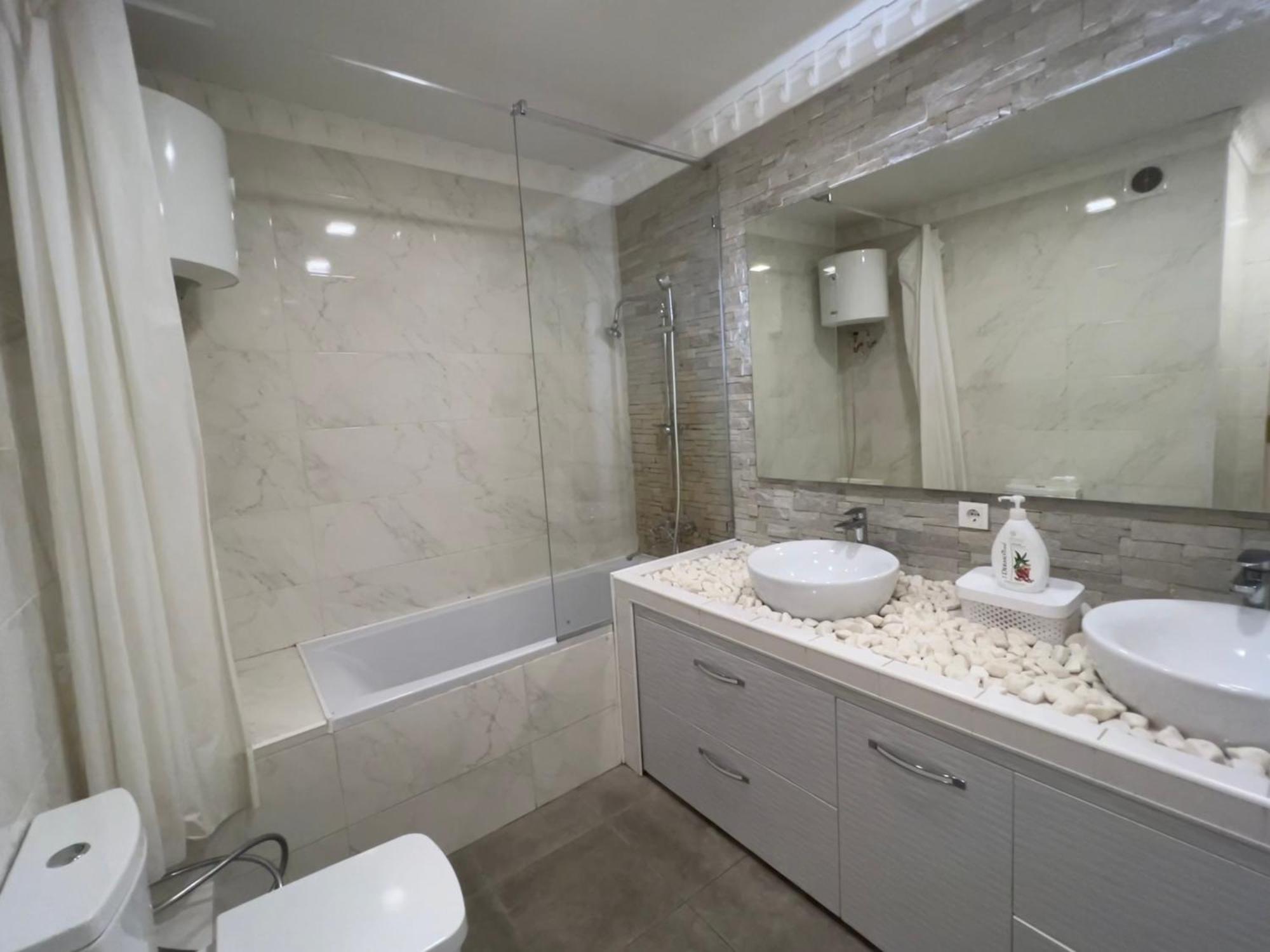2 Bedrooms Heart Of City Center Chişinau Exteriör bild