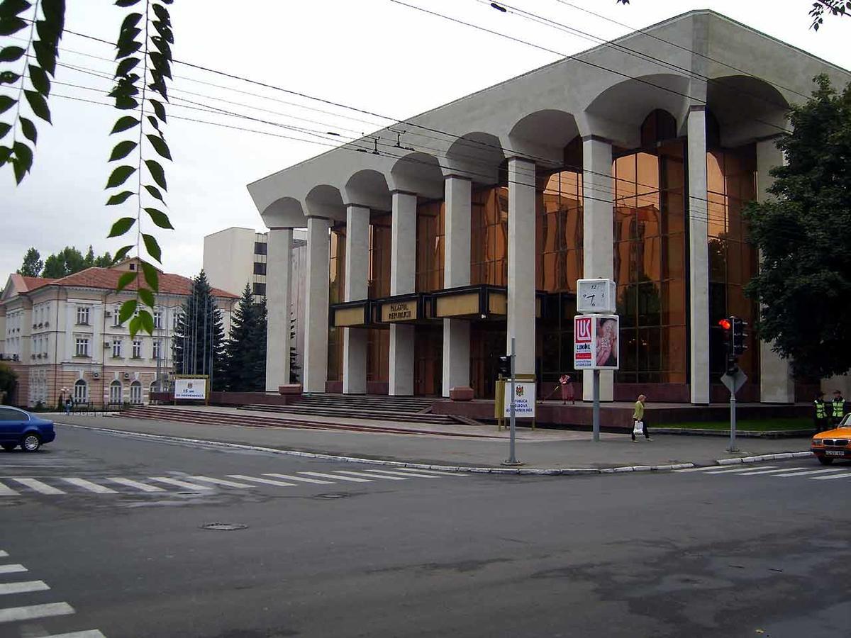 2 Bedrooms Heart Of City Center Chişinau Exteriör bild