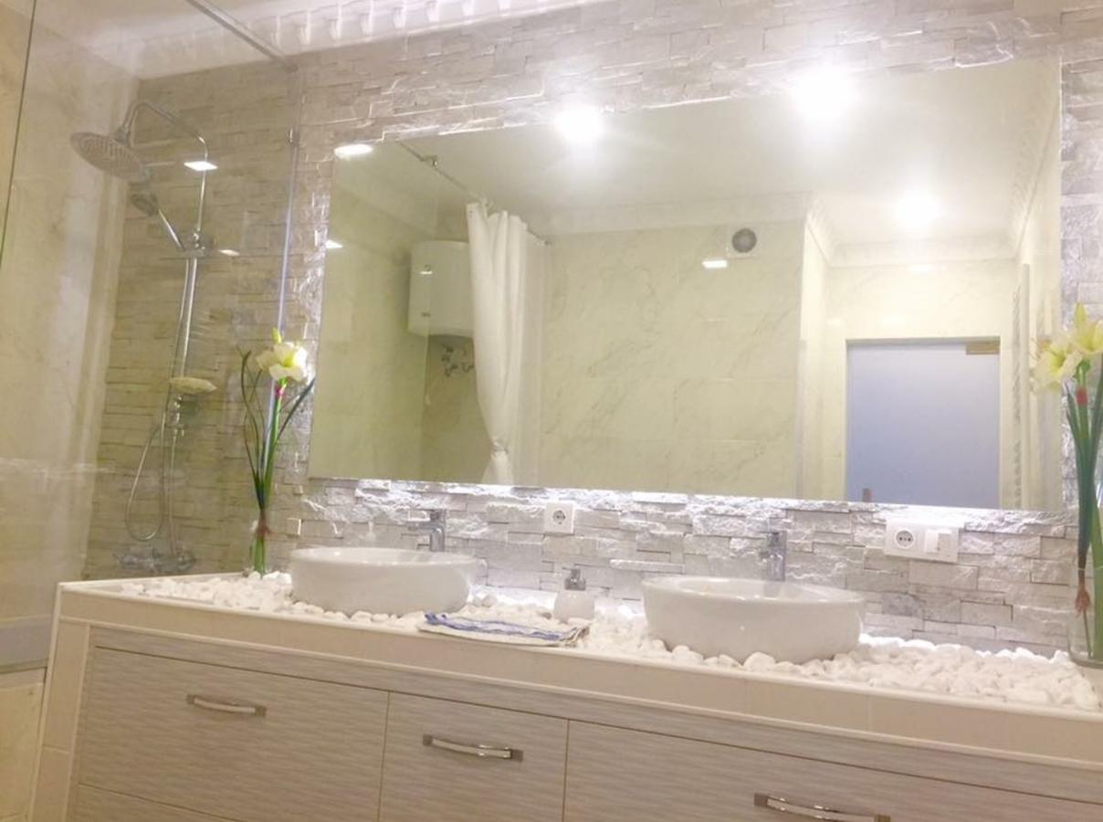 2 Bedrooms Heart Of City Center Chişinau Exteriör bild